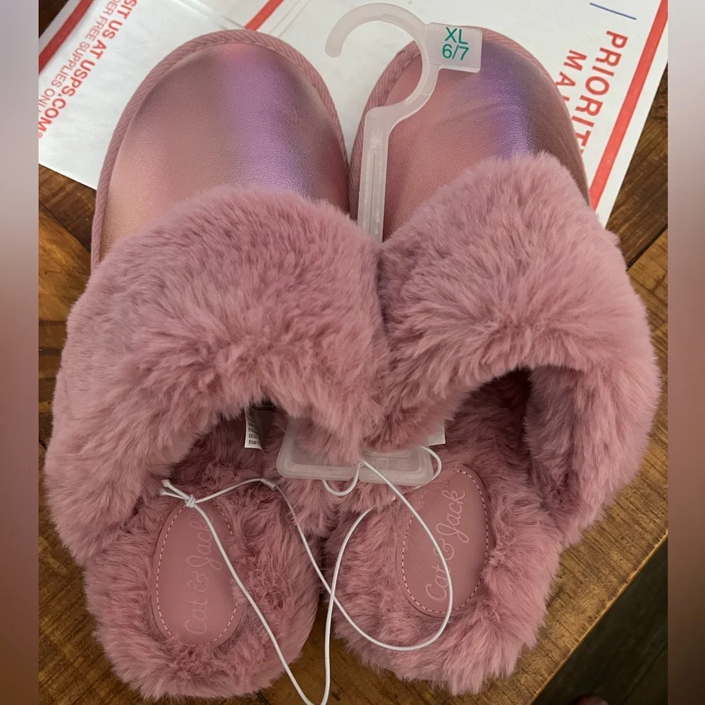 NWT Cat & Jack Super Soft Faux Fur Slippers in Metallic Pink - Size 6/7 (Kids)
